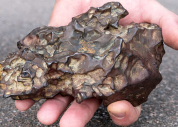 SREĆNI KRETEN! Kamen koji mu je skoro 8 decenija držao vrata šupe zapravo je meteorit vredan 75.000 dolara!