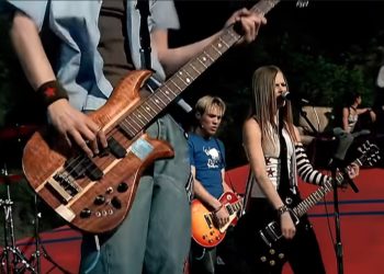 POP-PUNK KRALJICA AVRIL LAVINJ PO PRVI PUT NASTUPA U REGIONU! Ispisala istoriju, obarala rekorde i silovito krčila put, a sad dolazi u komšiluk