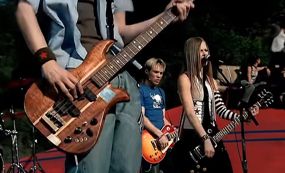 POP-PUNK KRALJICA AVRIL LAVINJ PO PRVI PUT NASTUPA U REGIONU! Ispisala istoriju, obarala rekorde i silovito krčila put, a sad dolazi u komšiluk