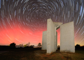 MISTERIJA PLOČA VODILJA SUDNJEG DANA! Kameni spomenik sa 10 zapovesti izgrađen da posle katastrofe DOČEKA ERU RAZUMA?! (VIDEO)