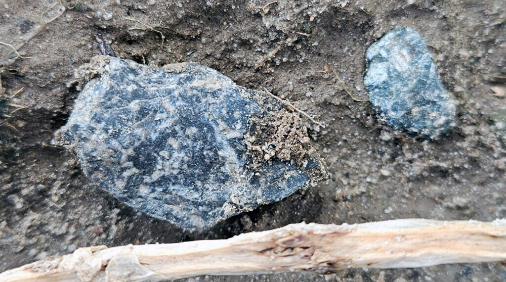 PRONAĐEN METEOR KOJI SMRDI NA POKVARENA JAJA! “Ribek” pripada izuzetno retkoj klasi meteorita – Aubrita – kojih je samo 12 na svetu (VIDEO)