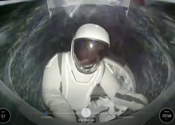 I BI ŠETNJA! Istorijska misija SpaceX-a: Američki milijarder za “sve pare” izašao u svemir, evo kako se proveo (VIDEO)