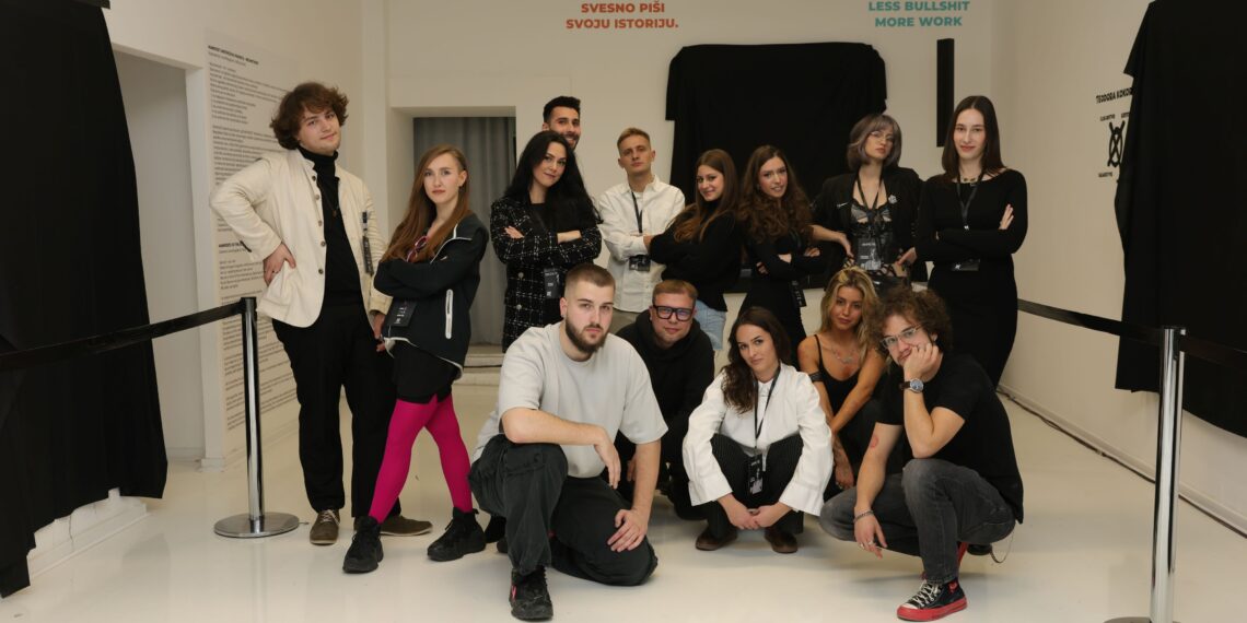 NEUMETNICI POKAZALI LICA! Članovi umetničkog pokreta “NEUMETNOST” otkrili indentitet na izložbi “NISMO UMETNICI” U GALERIJI MONOLOG (FOTO)