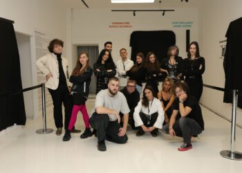 NEUMETNICI POKAZALI LICA! Članovi umetničkog pokreta “NEUMETNOST” otkrili indentitet na izložbi “NISMO UMETNICI” U GALERIJI MONOLOG (FOTO)