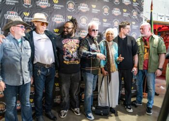 BUSOM DO JAMAJKE I NAZAD! U prepunom Dorćol placu YU grupa predstavila novi album (VIDEO)