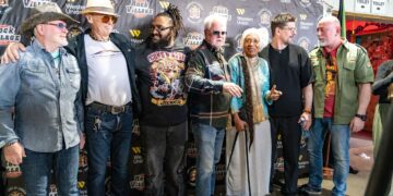 BUSOM DO JAMAJKE I NAZAD! U prepunom Dorćol placu YU grupa predstavila novi album (VIDEO)